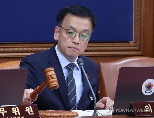 尹锡悦成韩国宪政史上首个被逮捕现职总统|界面新闻 · 快讯